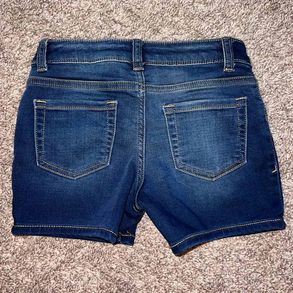 Girls stretchy Denim Cat & Jack Jean Shorts Size Medium - Picture 2 of 5